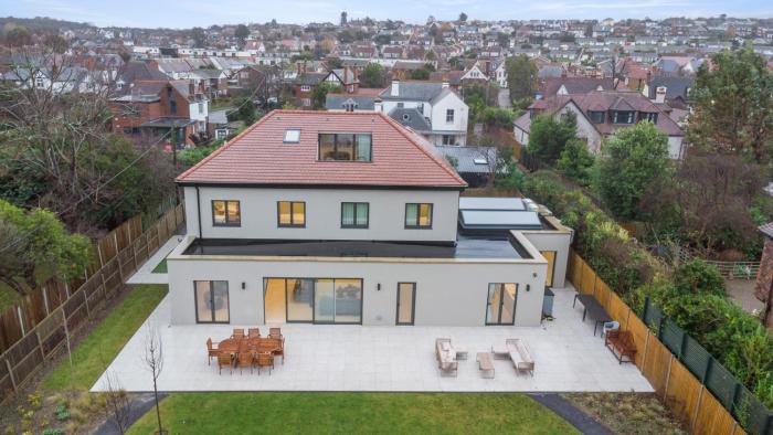 Joy Lane Mansion, Luxe Stay, Poolside Fun & Comfort