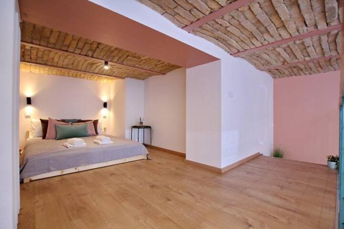 Canga Downtown Studio for 6ppl, balcony