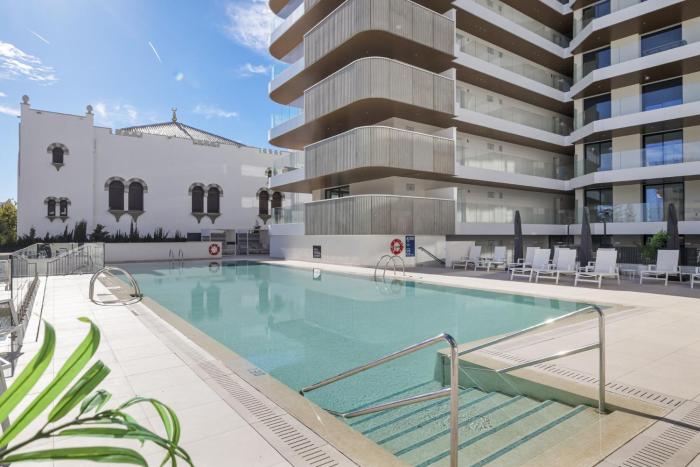 ViVi Homes - Jade Beautiful Apartment with Spa, Pool and Cinema 200 meters from the beach