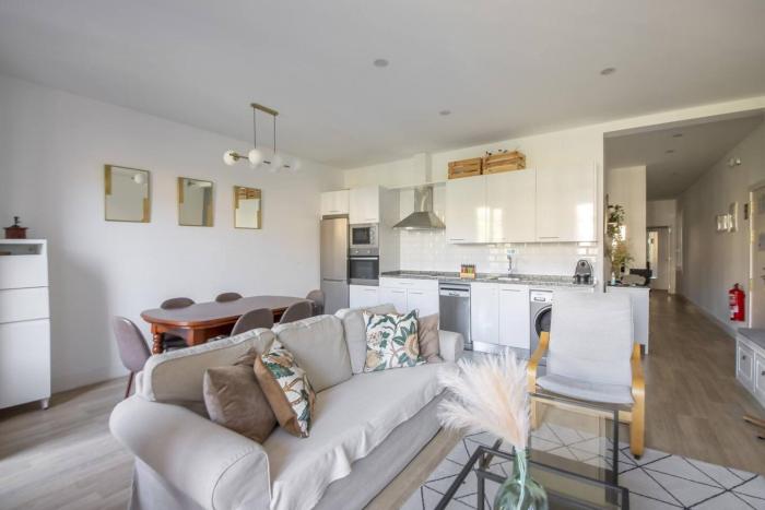 Easo Suits Family Friends Parking