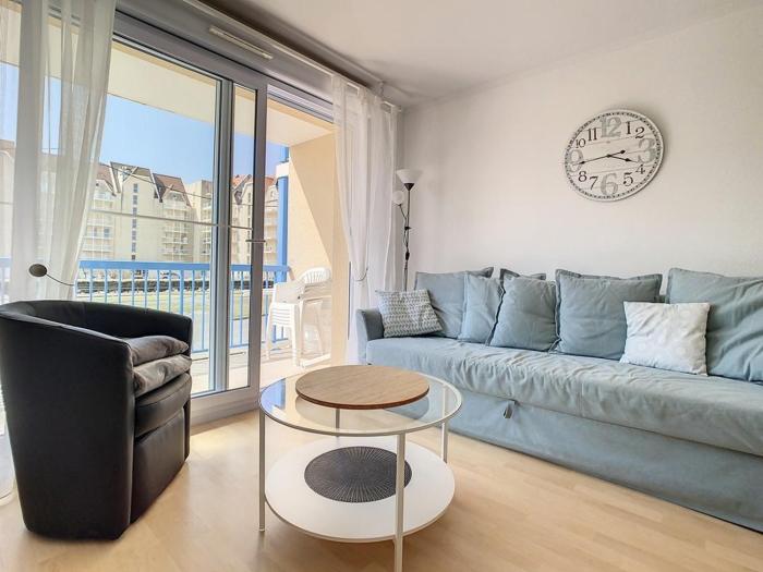 Appartement lumineux à 100m de la plage avec balcon, parking, idéal pour séjours courts et longs - FR-1-236-139
