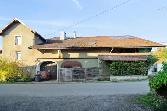 Maison accueillante avec jardin proche dÉchenans.
