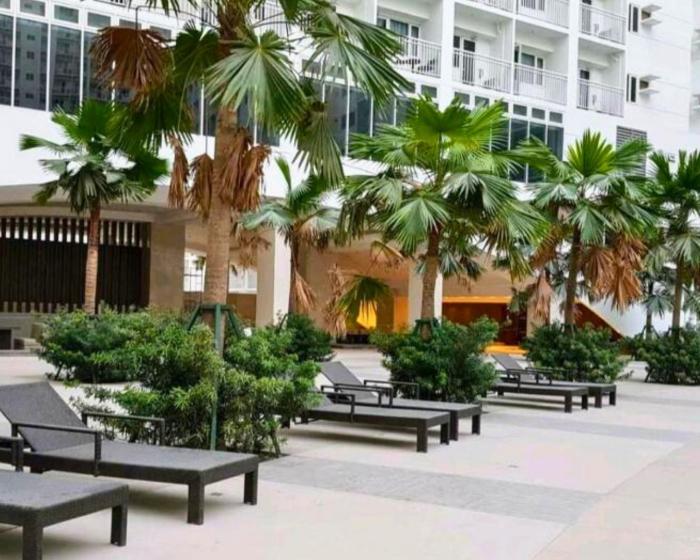 ndulge in opulence on a budget near MOA! Luxuriate in our Deluxe 1 Bedroom Units with stunning views. Enjoy free NETFLIX and an exceptional discount. Book now for a lavish and affordable escape!