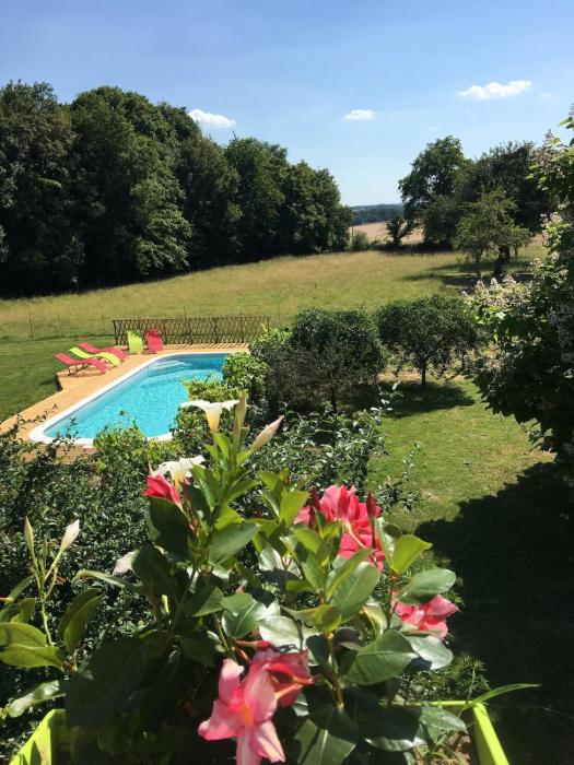 Le Plessis, Stone Farmhouse Loft with Gardens and Pool