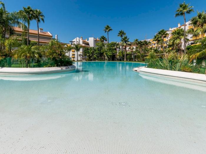 Stunning Frontline Golf Apartment - Pass the Keys