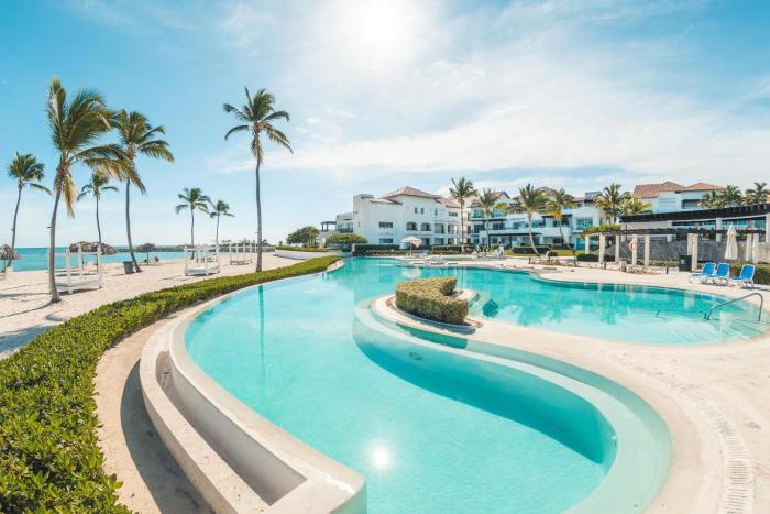 Apartment with pool and ocean view in Punta Palmera