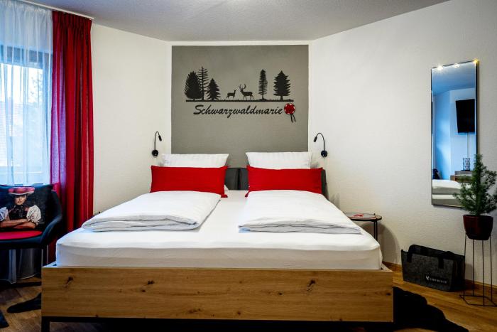 Schwarzwaldmarie in Titisee mit Badewanne Sonnenbalkon TG-Stellplatz Küche
