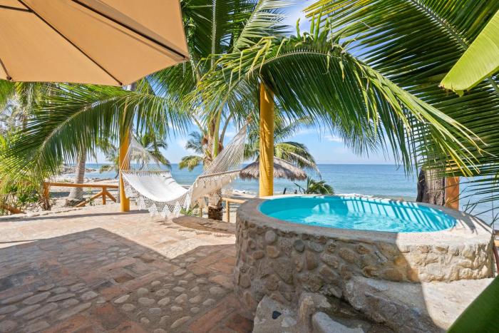 Panchos Paradise Cabaña Parota