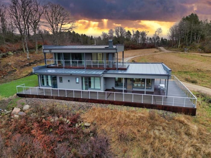 Luxury 3 Bedroom Modern House in Nature