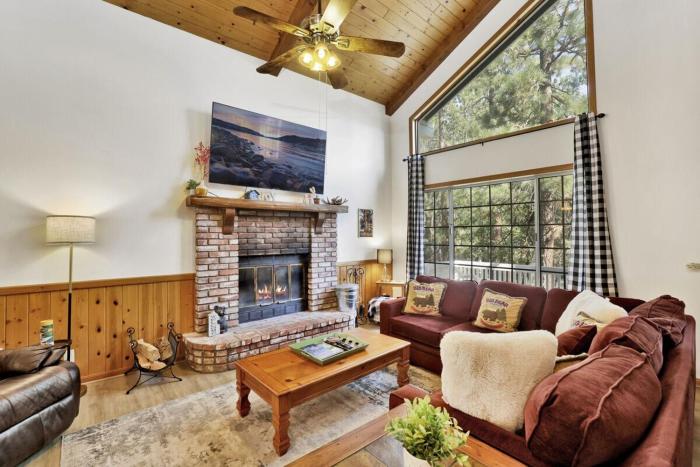 Relaxing Four Bears Cabin in Big Bear Lake