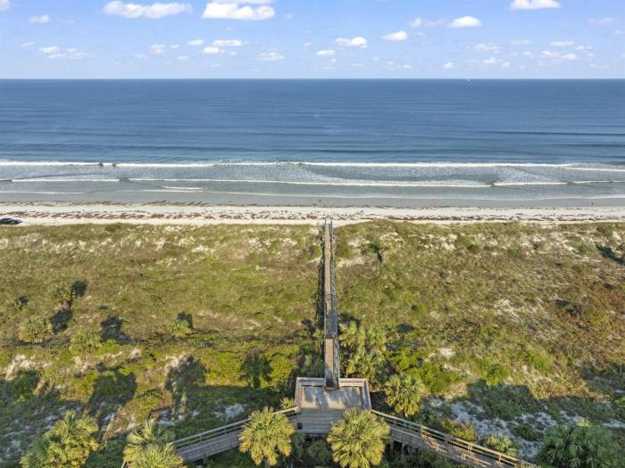 Beachfront Resort Getaway 2BR-2BA Condo