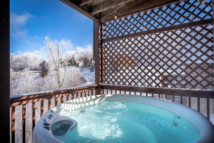 Views ~ Hot Tub~ 2 Decks~Pool Table~GameRoom~Cabin