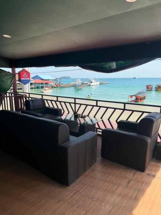 Three Little Birds Bar & Guesthouse