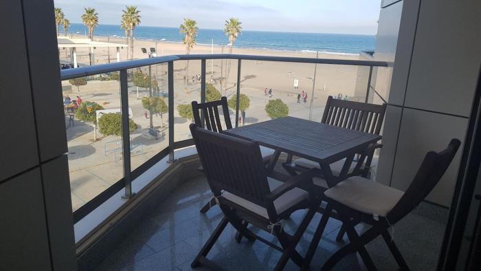 Direct view to the beach , Parking , Terraza