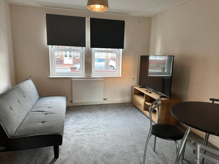 House - Sleeps 12 - Parking - WiFi