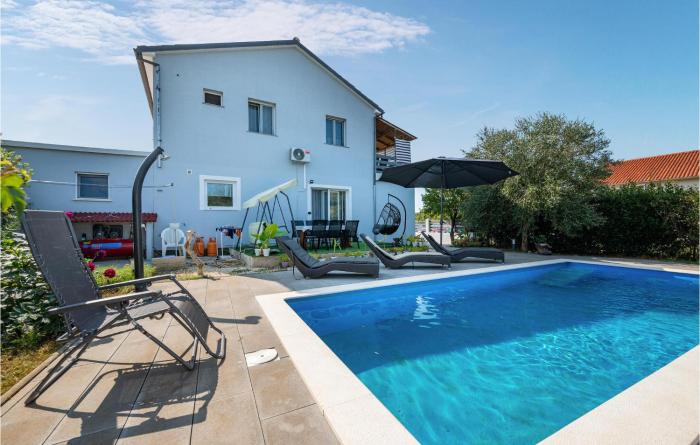 2 Bedroom Lovely Apartment In Pula