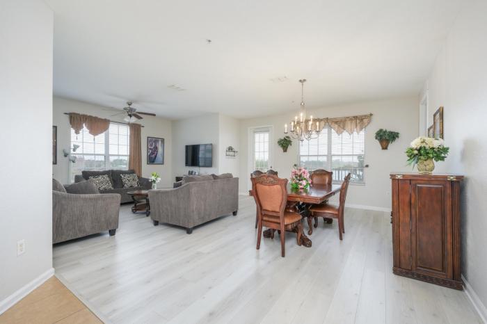 Epic Universe Vista Cay Lakeview Condo - 1019