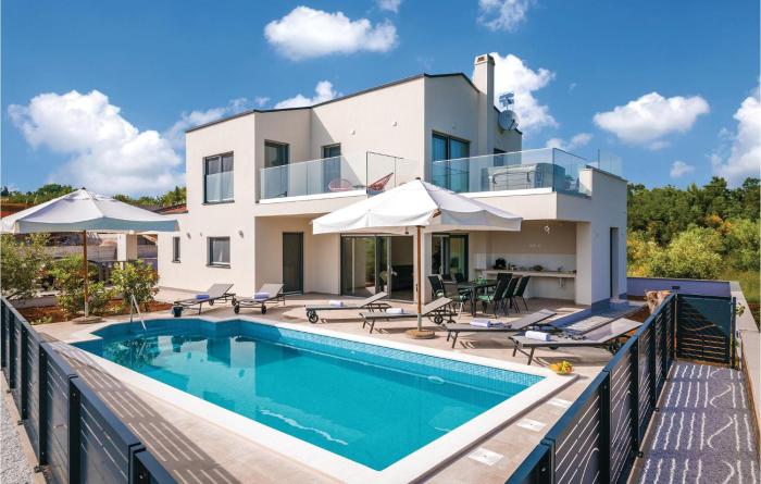 Nice Home In Krnica With Jacuzzi