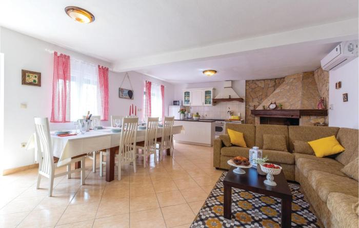 Three-Bedroom Holiday Home In Katuni