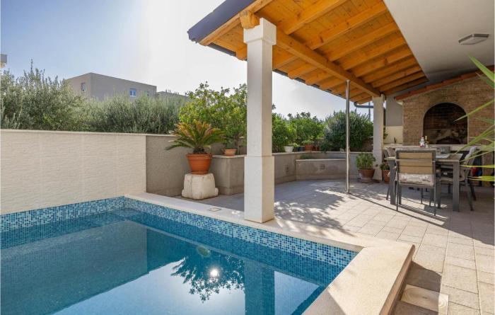 Two-Bedroom Apartment In Podstrana