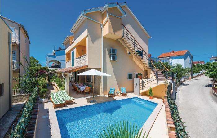 Four-Bedroom Holiday Home In Brodarica