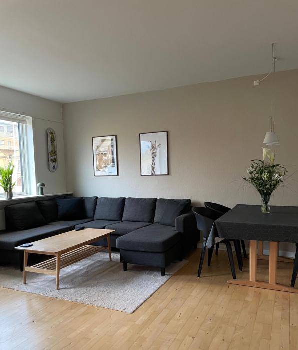 Central Apartment - 2 min to Station, Free Parking, Near Main Square