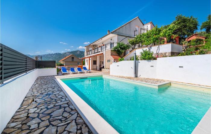 Five-Bedroom Holiday Home In Rovanjska