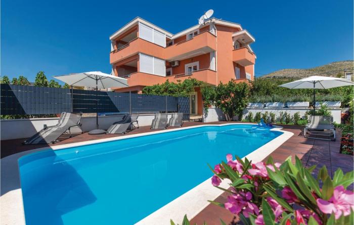 Three-Bedroom Apartment In Plano