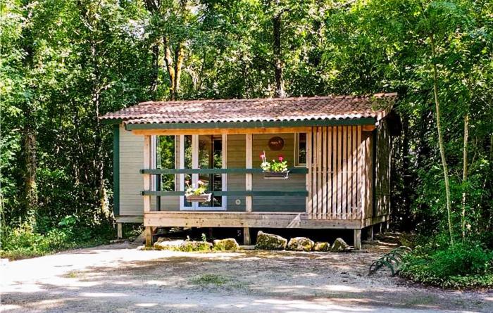 Awesome Stacaravan In Chef-Boutonne