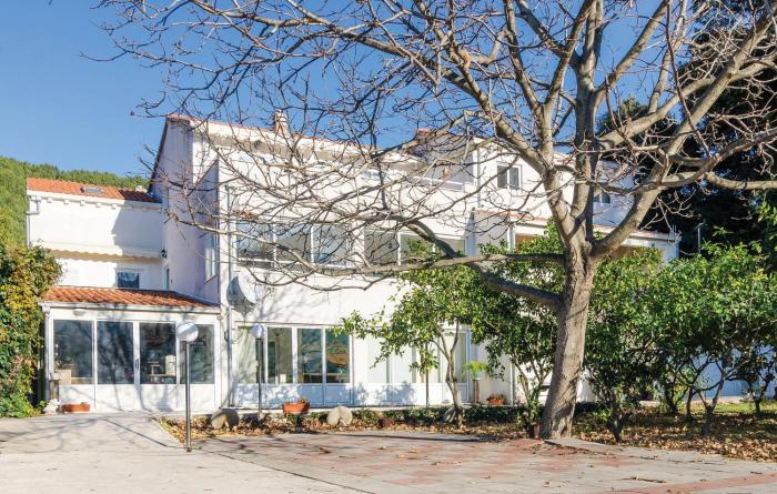 1 Bedroom Awesome Apartment In Zuljana