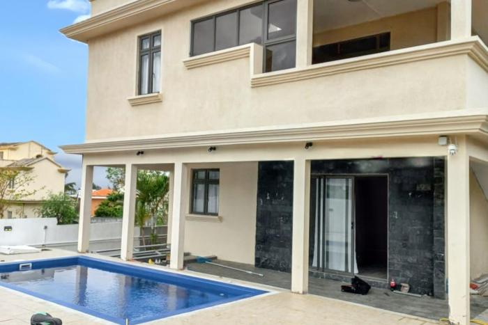 Apartment with Private Pool in Flic en Flac - 250 m²