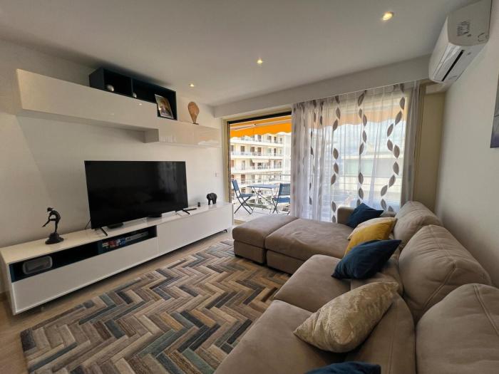 Sea view, top floor facing Port Canto in Palm Beach