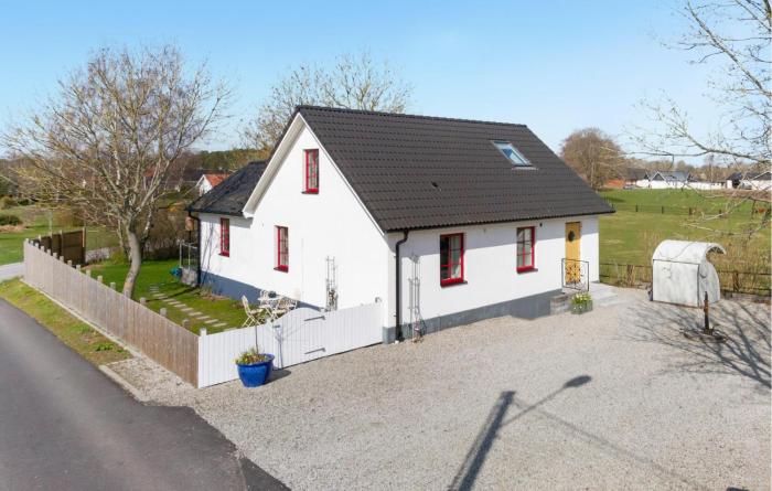 3 Bedroom Cozy Home In Tomelilla