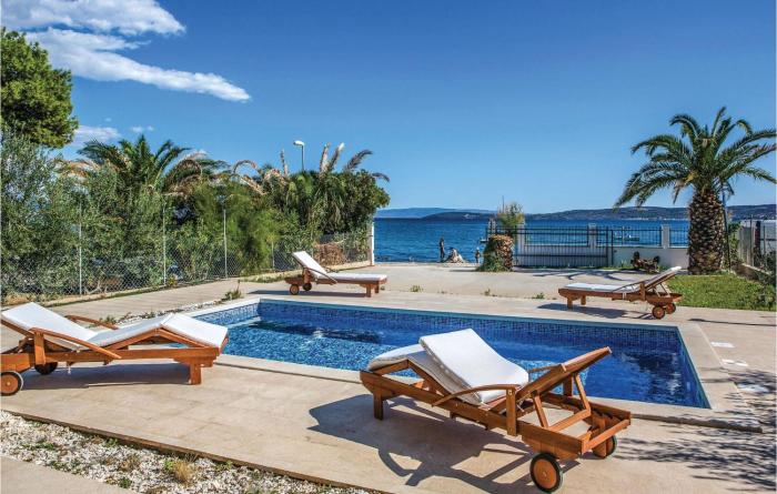 Five-Bedroom Holiday Home In Kastel Stafilic