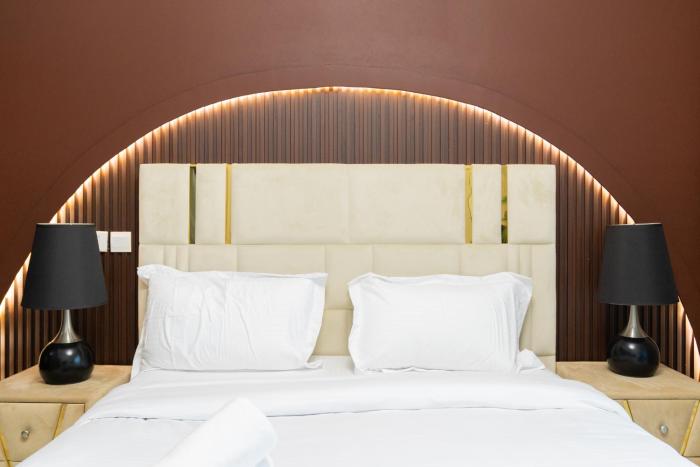 Luxury 3BR with Stunning Full Marina View in Dubai