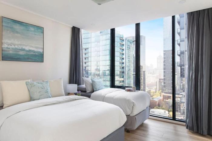 Spacious 3BR Near Crown Sleeps 10 Free Parking