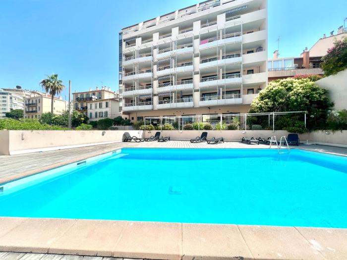 PISCINE Plages à 100 m, palais des festivals à 15mn à pied dans la banane