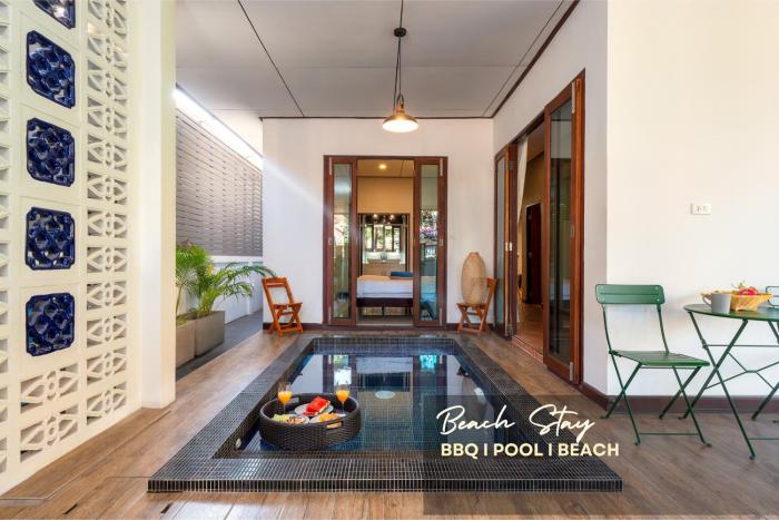 Spacious Homey Pool Villa with Private Parking, Fenced Yard, BBQ, 5min to Beach, Pet-Friendly