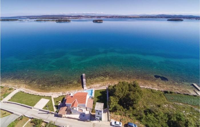 Four-Bedroom Holiday Home In Tkon