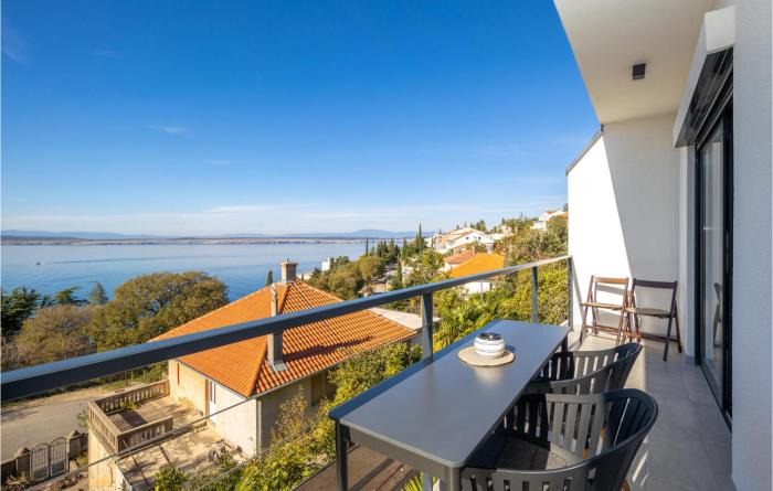 2 Bedroom Nice Apartment In Dramalj