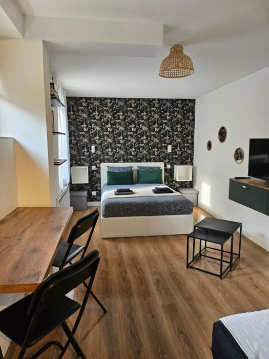 Superbe studio avec cour et parking gratuit à 5 min du château