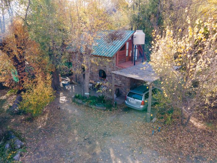 Cabaña de piedra de ensueño al pie de la sierra