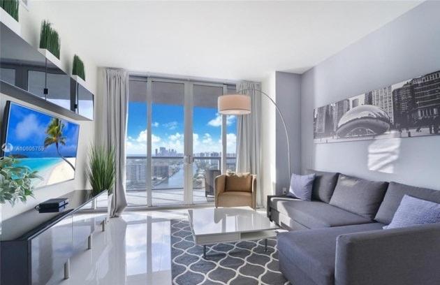 2 Bed 2 Bath Penthouse Amazing Views Beach Service