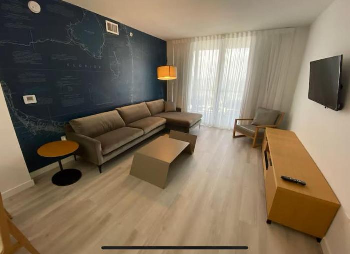 1 Bed & Kitchen at Beachwalk - Pool Gym Beach 22fl