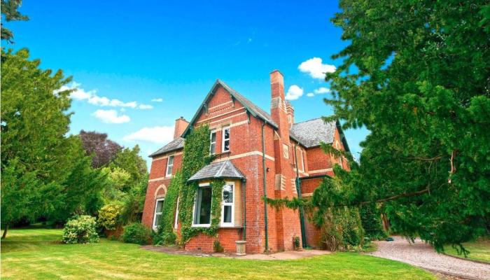 The Old Vicarage with hot-tub & sauna