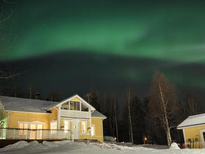 Arctic Lakeside Villa