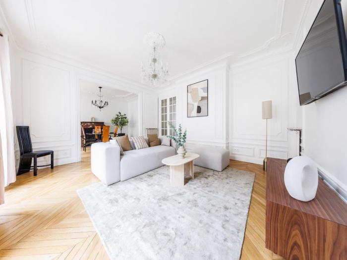Exceptional apartment near the Eiffel Tower 3 BDR 5 P