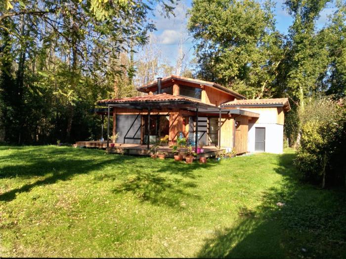 Maison spacieuse à Saint-Selve avec jardin et barbecue, 125 m².