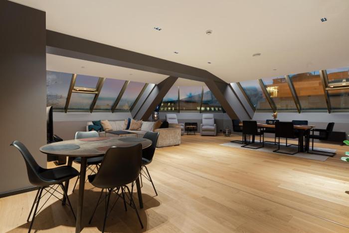 ARCTIC HOMES - The Royal Palace