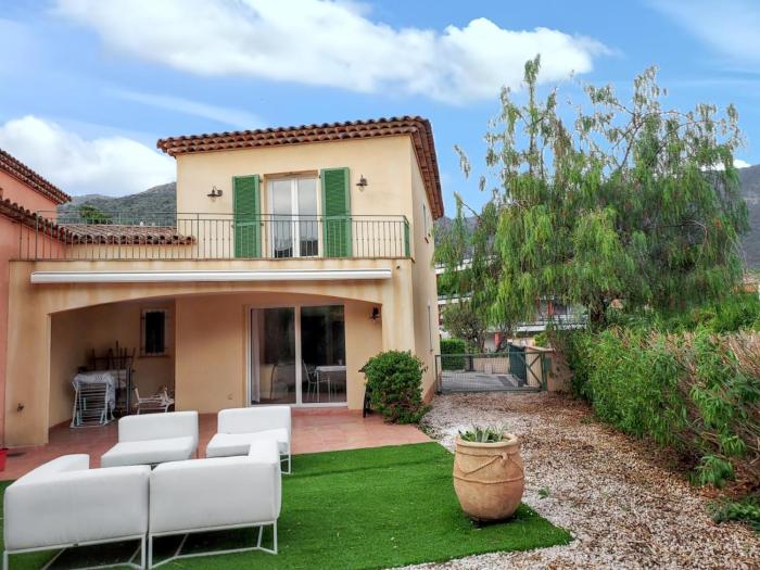 Maison de vacances confortable avec jardin et terrasse au Lavandou